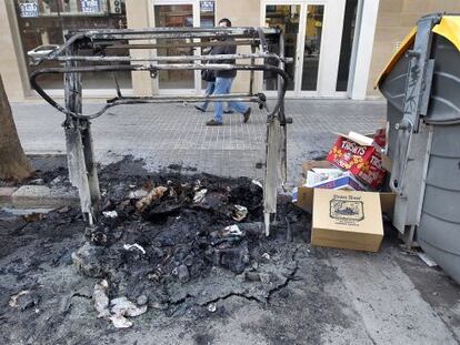 Un contenedor quemado en una calle de Valencia.