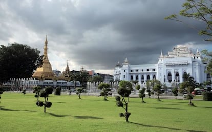 Panorámica del parque Mahabandoola, en Yangón (Myanmar).
