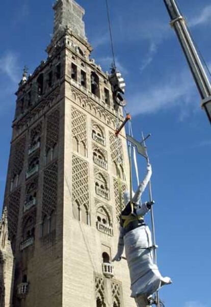 La torre de la Catedral sevillana ha recibido a la estatuilla