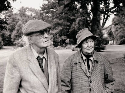 Iris Murdoch, con su esposo, el crítico literario John Bayley.