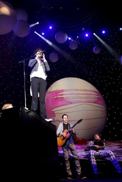 El artista Mika deleitó a sus 6.000 fans desde un escenario espacial.