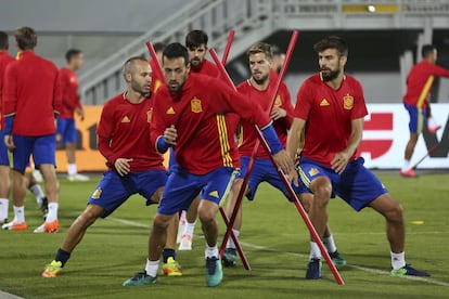 Iñigo Martínez, junto a Nolito, Iniesta, Piqué y Busquets, en una convocatoria con España.