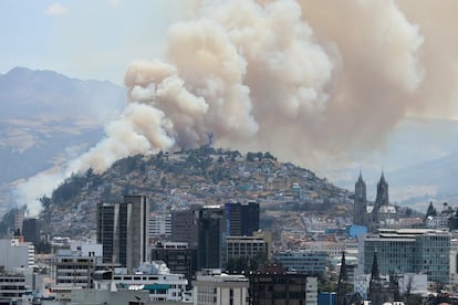 El humo de un incendio forestal cubre el cerro El Panecillo en Quito, (Ecuador), el pasado día 12. 