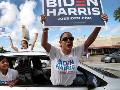Seguidores del tándem Joe Biden-Kamala Harris, durante un mitin en Miami, este domingo.