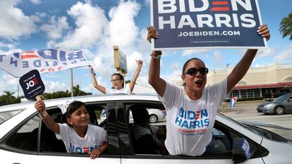 Seguidores del tándem Joe Biden-Kamala Harris, durante un mitin en Miami, este domingo.