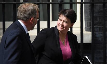 El diputat escocès David Mundell i la líder dels Tory d'Escòcia, Ruth Davidson, surten del 10 de Downing Street aquest dilluns.