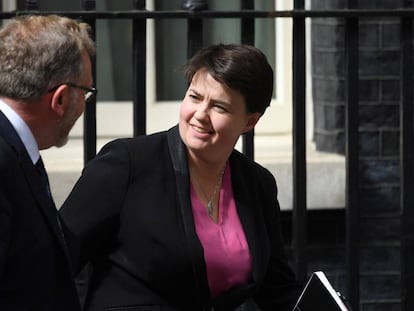 El diputado escocés David Mundell y la líder de los Tory de Escocia, Ruth Davidson, salen del 10 de Downing Street este lunes.