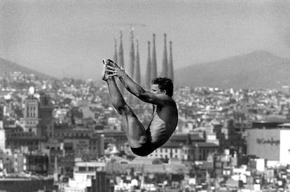 Un saltador se entrena en la Piscina Municipal de Montjuïc, antes del inicio de los Juegos Olímpicos de Barcelona 1992, con las torres de la Sagrada Familia de fondo. La piscina, inaugurada en 1929, fue remodelada para acoger la competición de saltos.