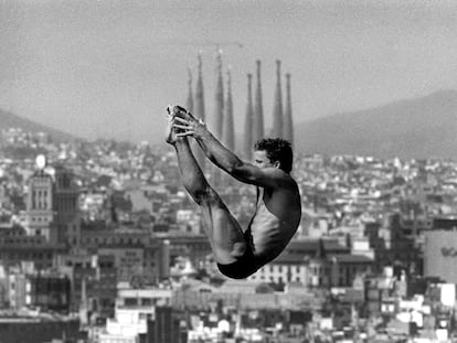 Un saltador se entrena en la Piscina Municipal de Montjuïc, antes del inicio de los Juegos Olímpicos de Barcelona 1992, con las torres de la Sagrada Familia de fondo. La piscina, inaugurada en 1929, fue remodelada para acoger la competición de saltos.