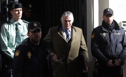 El extesorero del Partido Popular, Luis Bárcenas, a su llegada a la sede de la Fiscalía Anticorrupción el 6 de febrero, para declarar sobre la supuesta contabilidad B del PP.