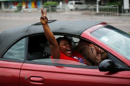 Na imagem, uma mulher celebra de dentro de um carro depois de conhecer os resultados, em Kinshasa. O candidato da coalizão presidencial, Emmanuel Ramazani Shadary, o homem que o presidente que deixa o cargo, Joseph Kabila, havia designado para ser seu sucessor, ficou distante dos dois primeiros colocados.