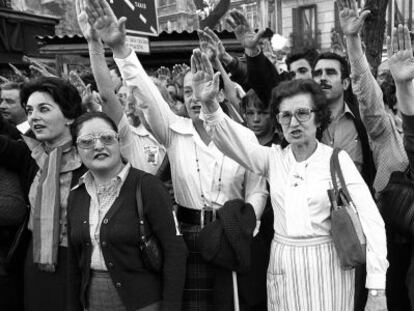 Varias mujeres saludan con el brazo en alto el paso de la manifestaci&oacute;n de Fuerza Nueva que, bajo el lema &#039;D&iacute;a de la patria espa&ntilde;ola&#039;, discurri&oacute; por el centro de Madrid el 11 de mayo de 1979.