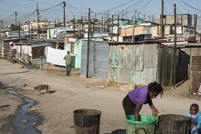 Las falta de higiene, alcantarillado y sobre todo el hacinamiento y la falta de ventilación en las casas de los vecinos de Khayelitsha convierten a este barrio en uno de los principales focos de tubercolisis multiresistente a los medicamentos.