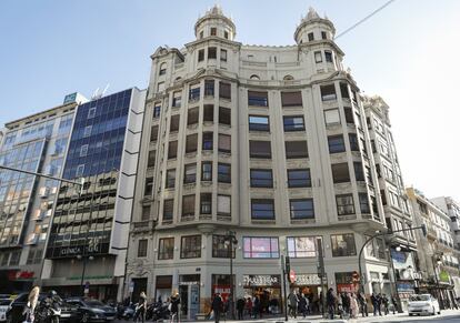 Inmueble de nueve plantas situado en pleno centro comercial de Valencia, en el número 2 de la calle Colón. Lo compraron a la Tesorería General de la Seguridad Social (por 14,2 millones de euros) en noviembre de 2015 dos empresarios, Enrique Pla y Enrique Ballesteros, que un año después lo volvieron a vender por 20 millones.