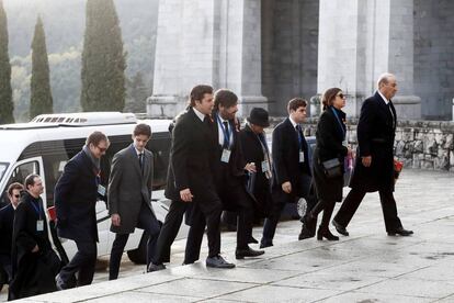 La familia del dictador Francisco Franco, a su llegada al Valle de los Caídos, durante la exhumación del militar golpista, en 2019.