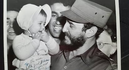 Fotograf&iacute;a dedicada por Castro con una beb&eacute; estadounidense durante la semana de abril de 1959, en la que pis&oacute; Washington por primera vez
