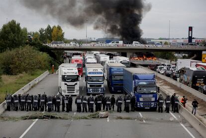 Els agents de la policia davant d'una de les barricades instal·lades a l'AP-7 a Salt (Gironès), aquest dimecres.