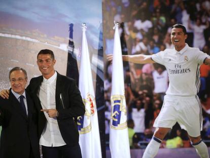 Cristiano Ronaldo, junto a Florentino Pérez en el acto de su renovación.