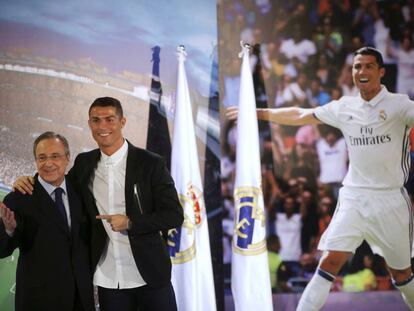 Cristiano Ronaldo, junto a Florentino Pérez en el acto de su renovación.