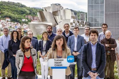 La secretaria general del PP vasco, Nerea Llanos, acompañada por Laura Garrido, y el candidato a diputado general de Bizkaia, Javier Ruiz, presenta el programa electoral de los populares.