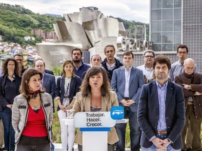 La secretaria general del PP vasco, Nerea Llanos, acompañada por Laura Garrido, y el candidato a diputado general de Bizkaia, Javier Ruiz, presenta el programa electoral de los populares.