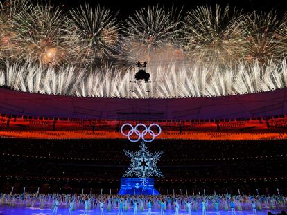 Fuegos artificiales en la ceremonia de clausura de los Juegos Olímpicos de Invierno, este domingo en Pekín.