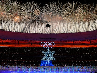 Fuegos artificiales en la ceremonia de clausura de los Juegos Olímpicos de Invierno, este domingo en Pekín.