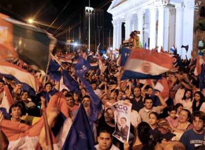 Seguidores de la Alianza Patriótica de Fernando Lugo celebran su victoria el domingo en Asunción.
