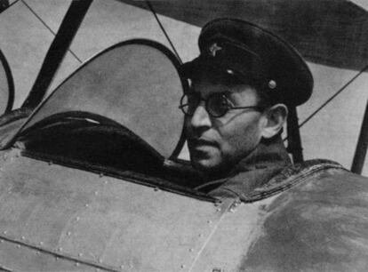 El escritor Vasili Grossman, en el aeródromo de Ziabrovski, en agosto de 1941.