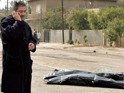 El político Mithal al Aluwsi, ante los cadáveres de sus dos hijos asesinados ayer en Bagdad.
