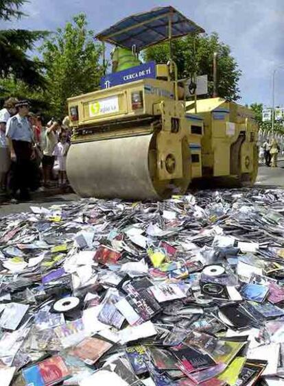 Una apisonadora destruye CDs piratas en Majadahonda (Madrid).