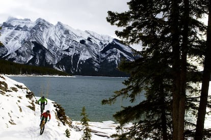 Una pareja de ciclistas en la Great Divide Mountain Bike Route, que discurre a lo largo de 650 kilómetros entre Banff, en Canadá, y Antelope Wells, en Nuevo México.