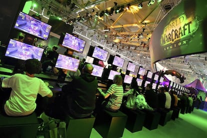 Visitantes juegan a un videojuego durante la Gamescom.