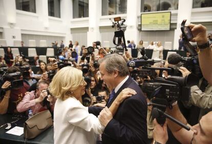 Carmena (izquierda) saluda a Carmona antes de la sesi&oacute;n de investidura que la convirti&oacute; en alcaldesa el 13 de junio.