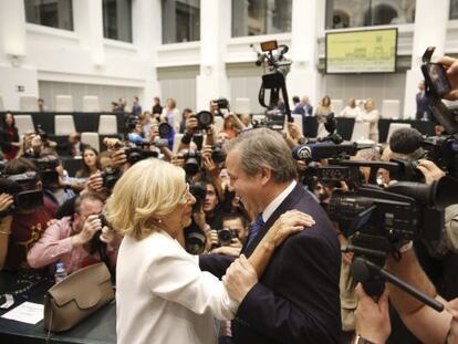 Carmena (izquierda) saluda a Carmona antes de la sesi&oacute;n de investidura que la convirti&oacute; en alcaldesa el 13 de junio.