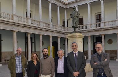 Los impulsores de la Escola de Pensament Llu&iacute;s Vives en La Nau de la Universitat de Val&egrave;ncia.