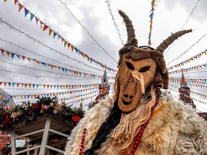 Un artista con una máscara aterradora entretiene al público durante el festival de Primavera de Shrovetide (Moscú), el 24 de febrero.