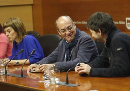 El diputado general de Gipuzkoa, Martin Garitano, y el diputado de Medio Ambiente, Iñaki Errazkin, comparecen junto a la alcaldesa de Zestoa, Leire Etxeberria.