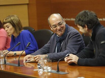 El diputado general de Gipuzkoa, Martin Garitano, y el diputado de Medio Ambiente, Iñaki Errazkin, comparecen junto a la alcaldesa de Zestoa, Leire Etxeberria.