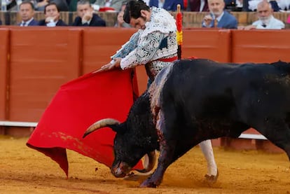 Morante de la Puebla, öğleden sonraki dördüncü boğa üzerinde yapılan muleta çalışmasının başlangıcında yüksek rütbeli bir yardımcı tarafından desteklendi.