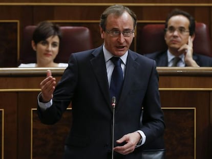 El ministro de Sanidad, Alfonso Alonso, durante su intervenci&oacute;n ayer en la sesi&oacute;n de control al Gobierno en el Congreso. 