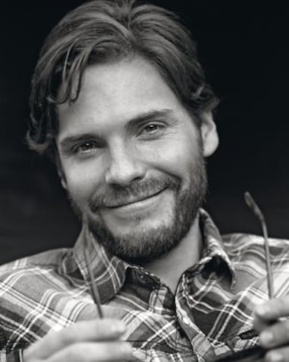 Mil y una caras. Daniel Brühl lleva camisa de cuadros de G-Star.