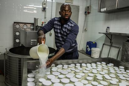 Después de llenar de leche los frascos de vidrio, Modibo rellena el recipiente con agua antes de cerrarlo para terminar la preparación diaria del yogur. Añadir agua permite que el calor se distribuya de manera más uniforme.
