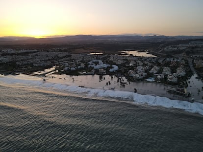 Vista aérea de las inundaciones causadas por un temporal de levante en Vera (Almería).