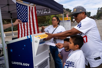 Votantes depositan sus papeletas en un colegio electoral en Los ?ngeles, California, este 27 de octubre.