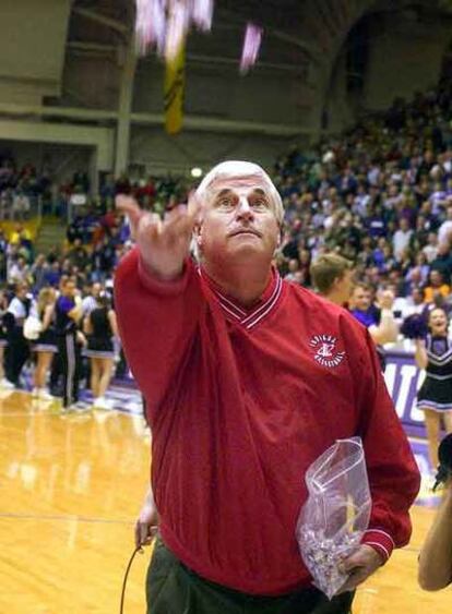 Bobby Knight reparte caramelos.