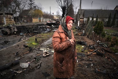 Larisa, de 72 años, llora en la puerta de su casa de la Avenida de la Estación de Bucha que fue bombardeada, los restos de los soldados llegaron hasta el interior de su vivienda,  el 3 de abril de 2022. 