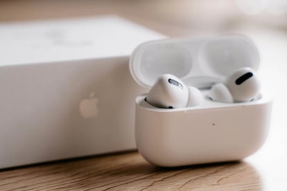 Auriculares AirPods con su funda de transporte