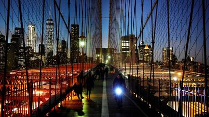 Ciclistas y peatones cruzando el Puente de Brooklyn, en Nueva York.