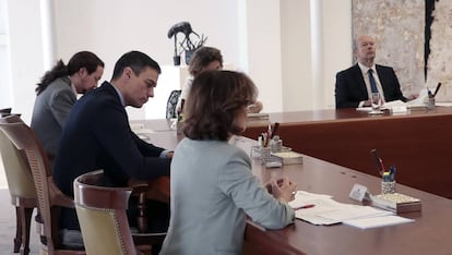 Pedro Sánchez ayer en el Consejo de ministros para aprobar el decreto que declara el estado de alarma.